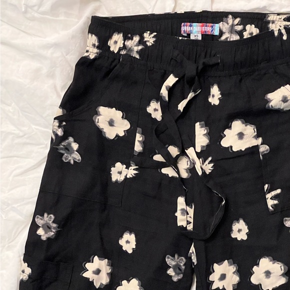 NWOT URBAN OUTFITTERS Marie Printed Cargo Pants ✨ - Picture 7 of 9